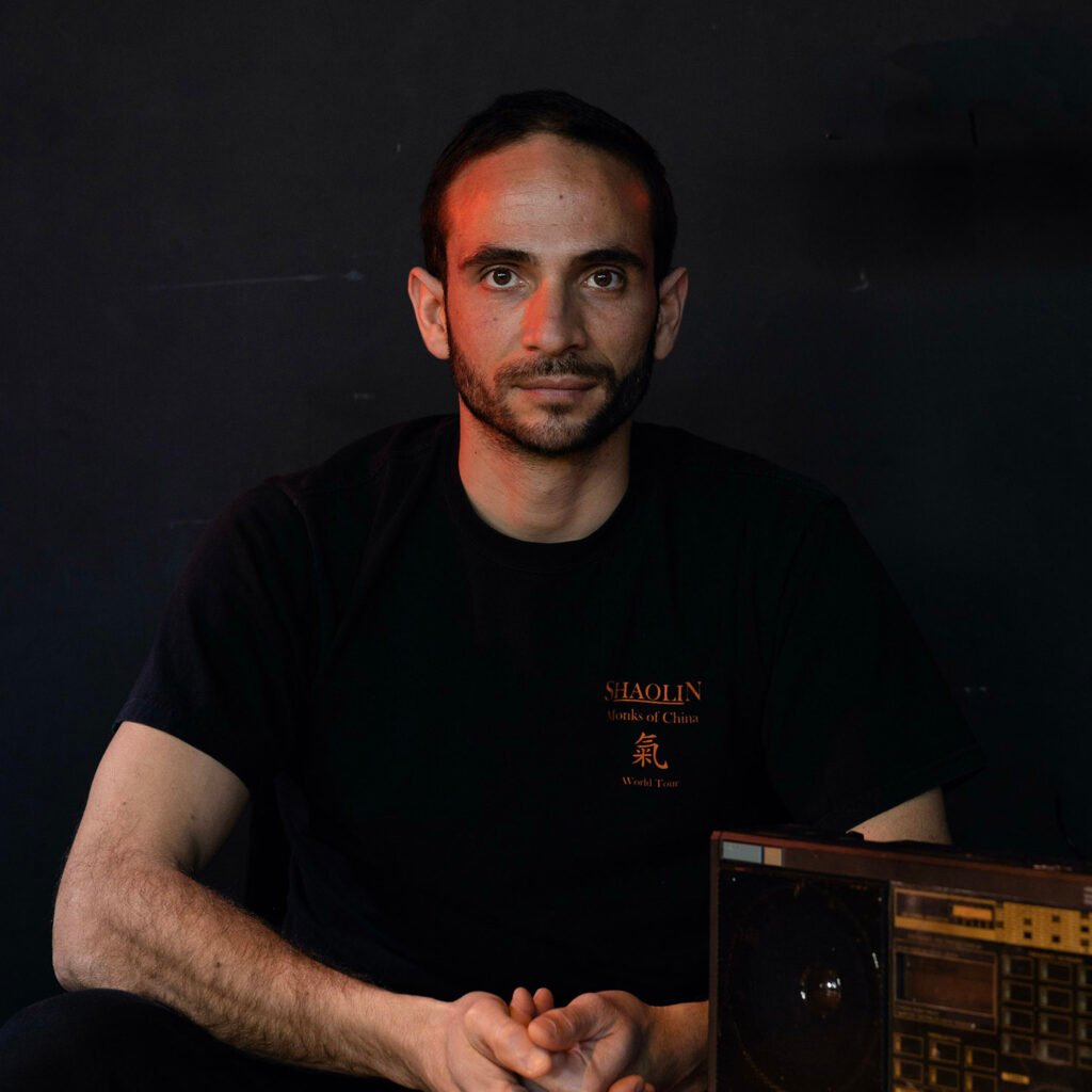 Photo de l'artiste chorégraphe Sofian Jouini. Crédit photo : Timothee Lejolivet